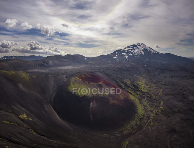 Вид с воздуха на вулканический кратер, расположенный в удивительном высокогорье в облачный день в Исландии — стоковое фото