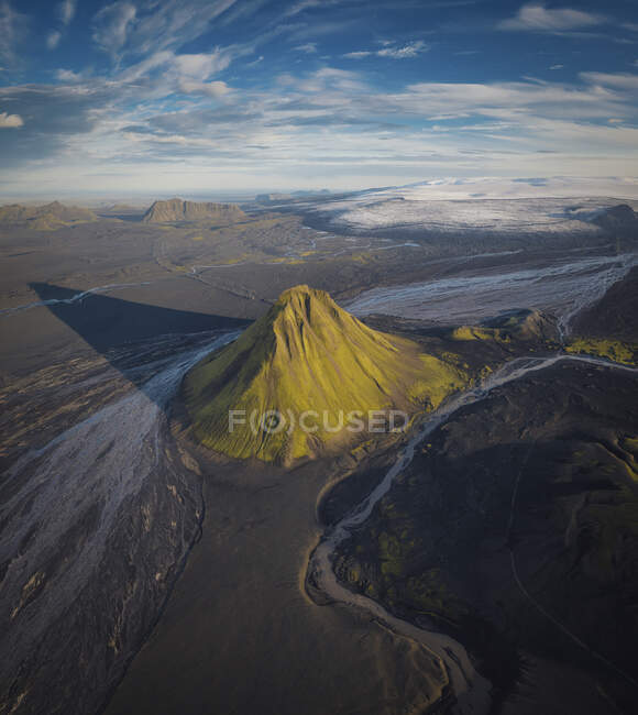 Удивительный мирный вид на холмистую местность, покрытую пышной зеленью в сельской местности Исландии — стоковое фото