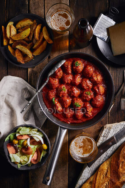 Nahaufnahme von oben von einem Teller Hackbraten mit Tomate — Stockfoto