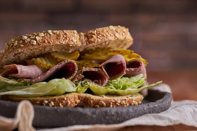 Крупный план вкусной пастрами, салата, ветчины и сэндвича с огурцами — стоковое фото