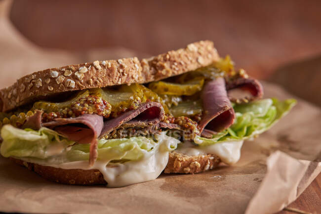 Крупним планом смачний пастрамі, салат, шинка і солоний бутерброд — стокове фото