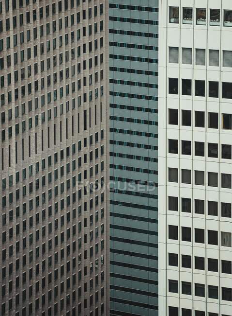 Vista para altas torres de arranha-céus e pequenos edifícios na cidade grande — Fotografia de Stock