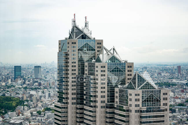 Vista a grattacieli alti torri e piccoli edifici nella grande città — Foto stock
