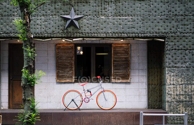 Beautiful roof of tradition japanese building with modern bicycle parked on entrance — Stock Photo