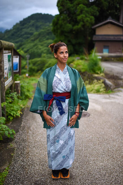 Портрет споглядальної молодої привабливої жінки, яка носить традиційне японське кімоно в маленькому селі Айнокура (Японія). — стокове фото