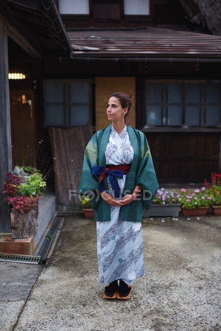 Porträt einer kontemplativen jungen attraktiven kaukasischen Frau im traditionellen japanischen Kimono in dem kleinen Dorf Ainokura, Japan — Stockfoto