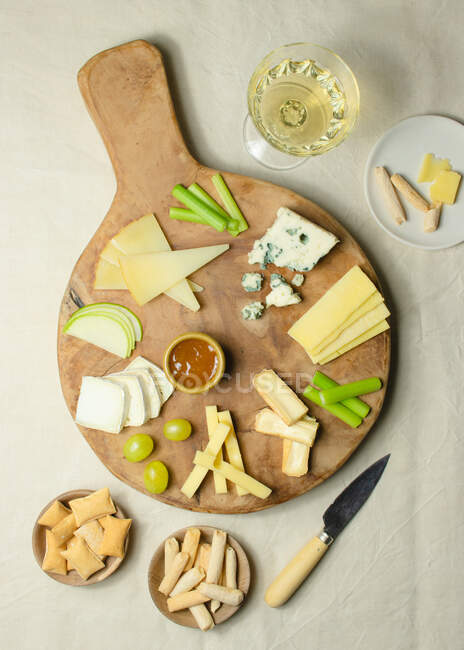 Von oben verschiedene geschnittene Käsesorten auf Holzbrettern mit Croutons auf dem Tisch — Stockfoto
