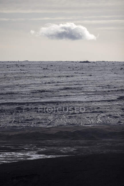 Vista panorâmica do mar ondulado sem fim lavando a costa montanhosa sob o céu limpo e pacífico em tempo justo — Fotografia de Stock
