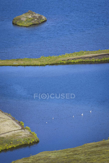 Dall'alto del pittoresco paesaggio del fiume blu brillante che scorre tra i terreni vulcanici in Islanda — Foto stock