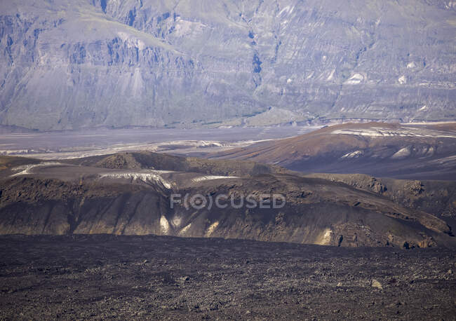 Cenário pitoresco de cordilheira severa áspera localizada no vale montanhoso estéril coberto com vegetação seca à luz do dia — Fotografia de Stock