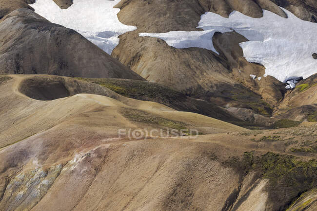 Vista pitoresca da vasta terra montanhosa coberta com grama seca e neve em natureza pacífica à luz do dia — Fotografia de Stock