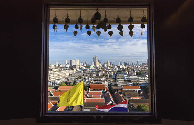 Spektakuläre Stadtlandschaft Bangkoks mit zeitgenössischen Gebäuden aus dem Fenster des berühmten buddhistischen Tempels Wat Saket vor wolkenlosem blauen Himmel — Stockfoto