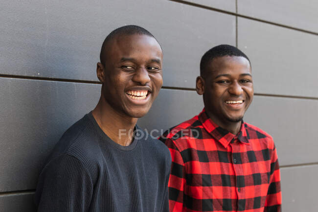 Alegre afro-americanos amigos do sexo masculino em casual desgaste rindo alegremente enquanto passar o passatempo juntos — Fotografia de Stock