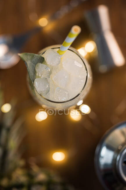 Верхній вигляд с-композиції солодких класичних коктейлів Піна Колада подається на стійці бару біля шейкера і джигггера. — стокове фото