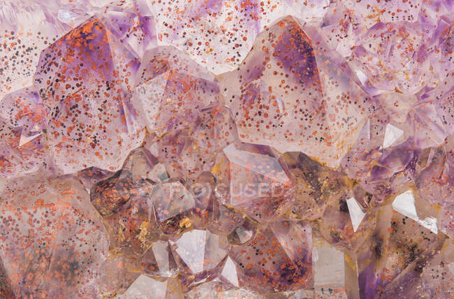 Экстремальная макрофотография аметистов из шахты Purple Haze возле Thunder Bay, Онтарио, Канада. Красная окраска обусловлена наличием гематитовых включений. — стоковое фото