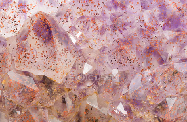 Extreme Makroaufnahme von Amethyst aus der Purple Haze Mine in der Nähe von Thunder Bay, Ontario, Kanada. Die rote Färbung ist auf die Anwesenheit von Hämatit-Einschlüssen zurückzuführen. — Stockfoto
