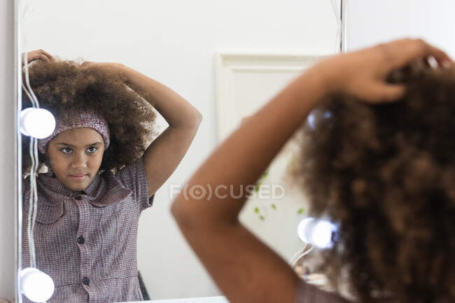 Crop Enfant Noir Avec Coiffure Afro Regarder Dans Le Miroir Avec Des Lumieres Brillantes A La Maison Lumineux Les Enfants Stock Photo