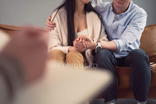 Ernte unkenntlich Paar Umarmung und Händchenhalten während psychologischer Therapiesitzung im Büro des Psychologen — Stockfoto