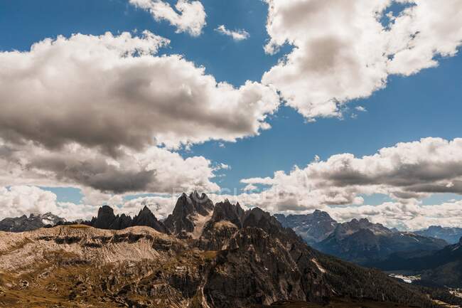 Spektakuläre Landschaft der Dolomiten mit rauen Felsgipfeln unter blauem bewölkten Himmel bei Tageslicht in Italien — Stockfoto
