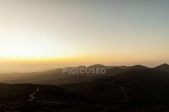 Sonnenuntergang über dem Gebirge vor wolkenlosem Himmel am Abend — Stockfoto