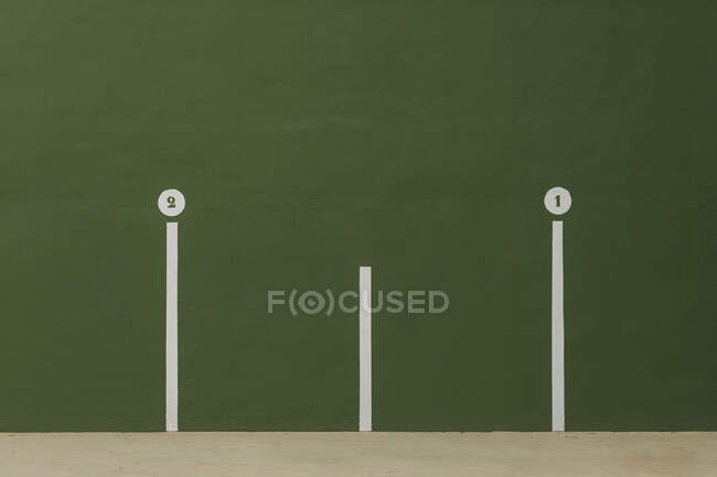 White line and circle with digit 1 depicted on green wall of gym — Stock Photo