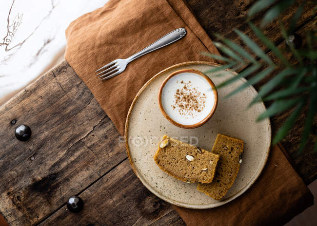 Composition vue du dessus de tranches de pain complet frais savoureux servi dans une assiette avec une tasse de lait frais — Photo de stock