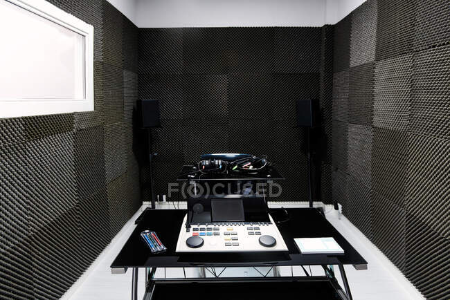 Кімната зі звуконепроникними пінопластовими стінами та сучасним обладнанням для аудіологічної експертизи та тестування слуху — стокове фото