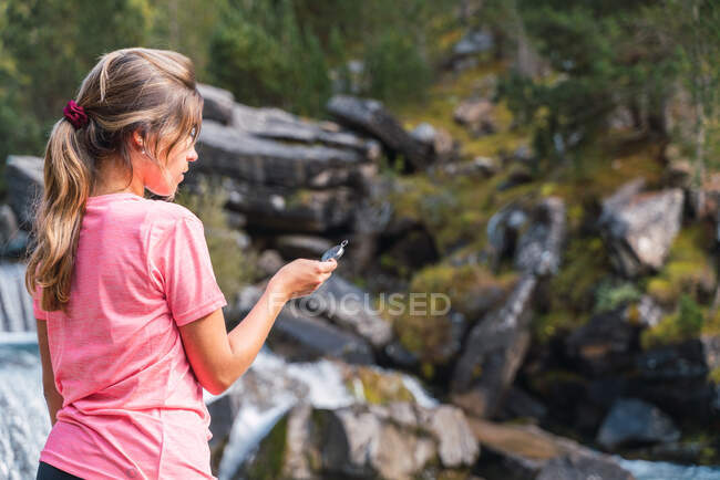 Visão traseira do caminhante feminino orientando com bússola nas montanhas dos Pirenéus durante a viagem no Parque Nacional Ordesa y Monte Perdido — Fotografia de Stock