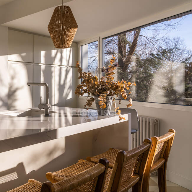 Интерьер столовой в уютной светлой кухне — стоковое фото