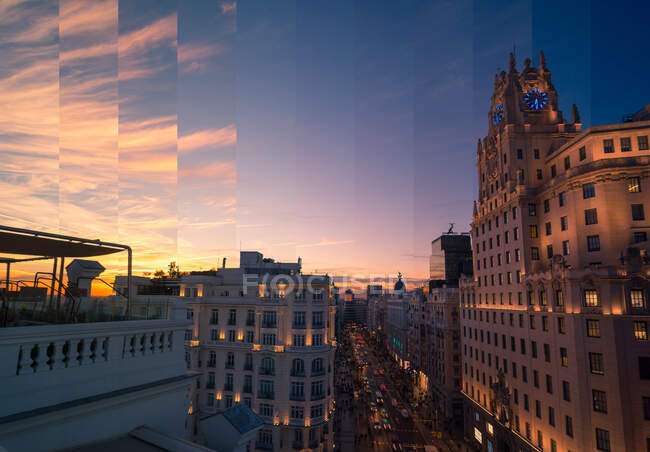 Invecchiato facciate casa urbana e strada con traffico di trasporto sotto cielo colorato in serata a Madrid — Foto stock