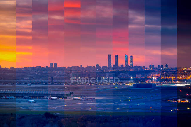 Façades contemporaines de bâtiments à étages contre les avions sur la route sous un ciel coloré au crépuscule à Madrid Espagne — Photo de stock