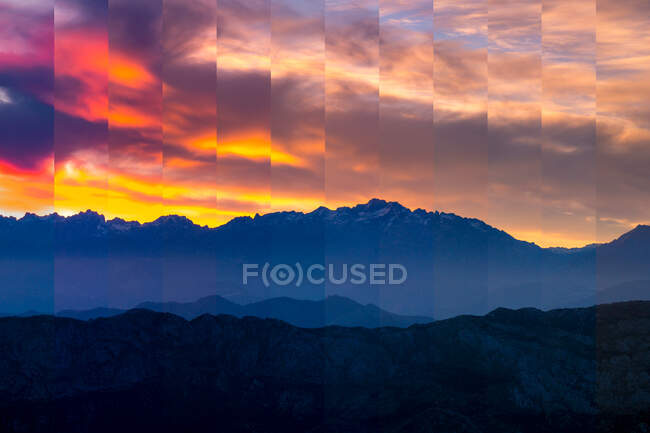 Vue pittoresque du haut mont sous un ciel nuageux coloré au coucher du soleil — Photo de stock