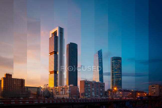 Edificio contemporaneo multistadio esterno contro alberi rigogliosi sotto il cielo colorato al tramonto a Madrid Spagna — Foto stock