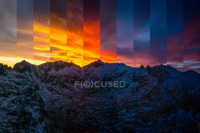 Pittoresca vista dell'alto monte coperto di neve sotto il cielo nuvoloso colorato al tramonto in inverno — Foto stock