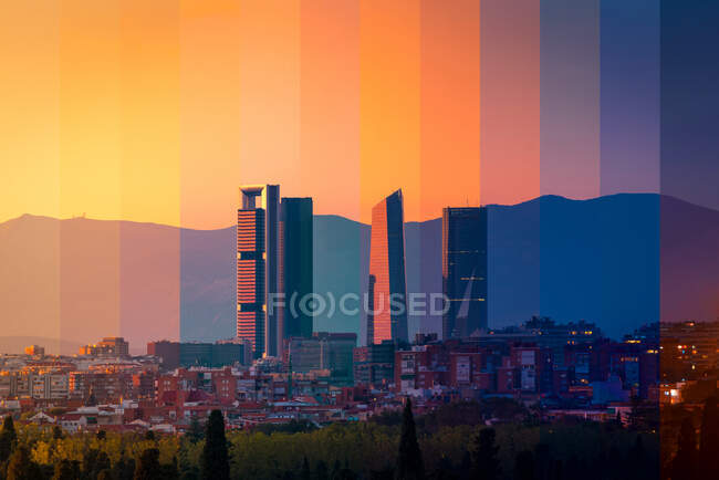 Bâtiment contemporain multi-étages extérieurs contre des arbres luxuriants sous un ciel coloré au coucher du soleil à Madrid Espagne — Photo de stock