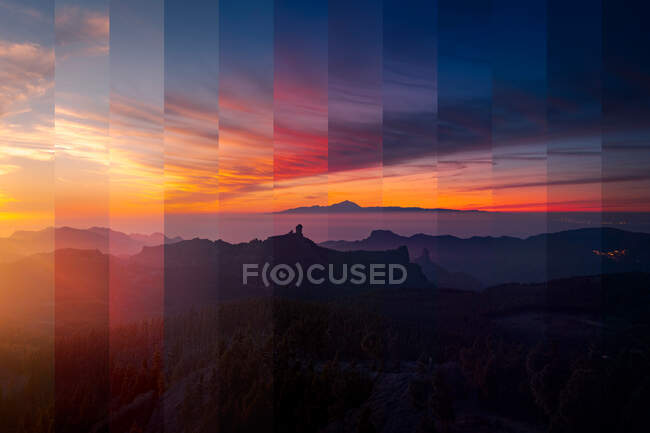Vue pittoresque du haut mont sous un ciel nuageux coloré au coucher du soleil — Photo de stock