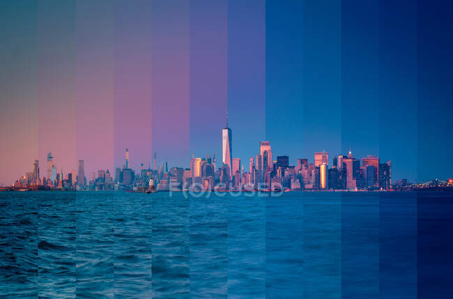 East River a New York con grattacieli contemporanei sotto il cielo nuvoloso al tramonto — Foto stock