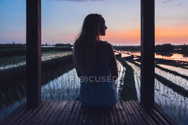 Блондинка сидить на рисовому полі в Кайсі. — стокове фото