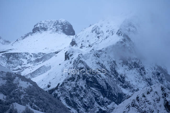 Snowing in winter landscape of Natural Park mountains — Stock Photo