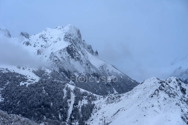 Nevando na paisagem de inverno de montanhas de Parque Natural — Fotografia de Stock
