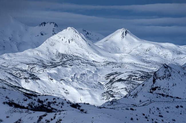 Neve nel paesaggio invernale delle montagne del Parco Naturale Babia — Foto stock
