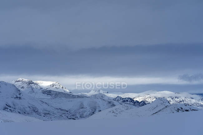 Neige dans le paysage hivernal des montagnes du parc naturel Babia — Photo de stock
