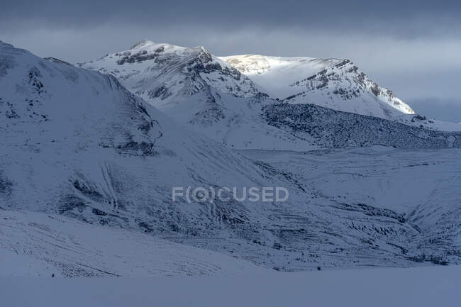 Neige dans le paysage hivernal des montagnes du parc naturel Babia — Photo de stock