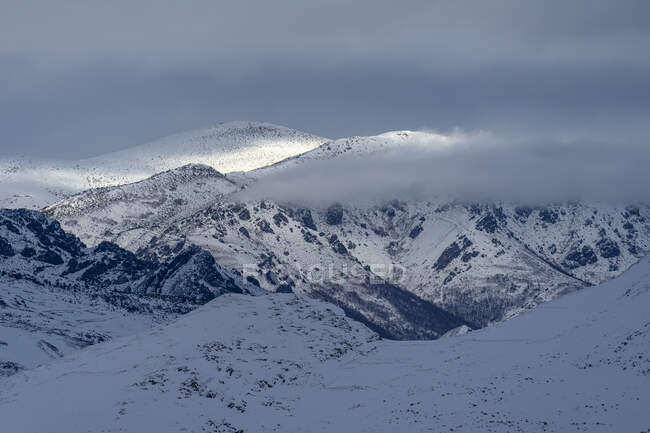 Nevando na paisagem de inverno das montanhas do Parque Natural Babia — Fotografia de Stock