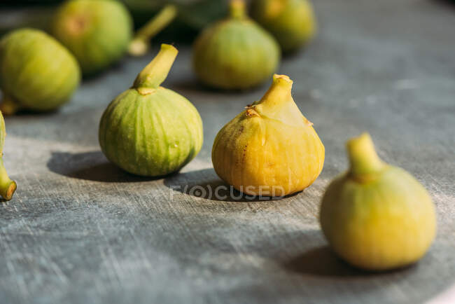 Figos verdes doces maduros, recém colhidos da árvore doméstica, na mesa com textura grunge. Também conhecido como figos brancos maduros — Fotografia de Stock
