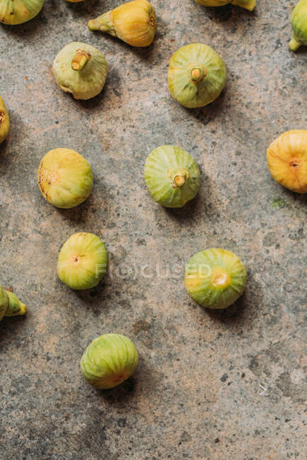 Ripe sweet green figs, freshly harvested from domestic tree, on grunge texture from above. Also known as ripe white figs — Stock Photo