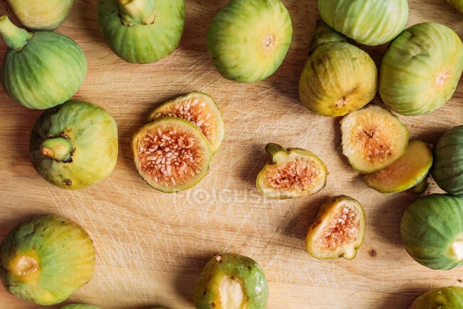 Ripe sweet green figs, freshly harvested from domestic tree on wood cutting board. Also known as ripe white figs — Stock Photo
