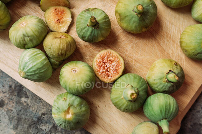 Figos verdes doces maduros, recém colhidos da árvore doméstica em tábua de corte de madeira. Também conhecido como figos brancos maduros — Fotografia de Stock