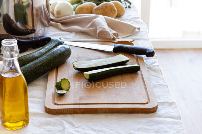 Angolo alto di vari ingredienti freschi preparati per cucinare appetitosa zuppa di crema di zucchine a casa — Foto stock