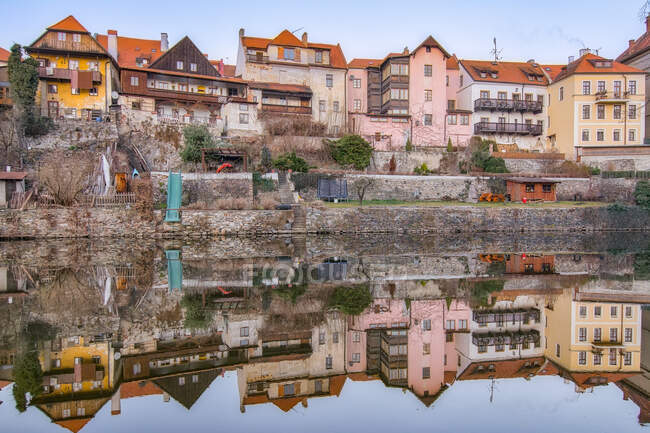 Malerischer Blick auf alte schäbige Wohnhäuser, die sich im ruhigen Wasser des Flusses spiegeln — Stockfoto